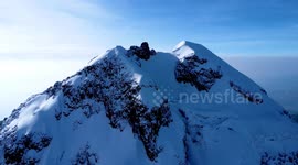 Toma aérea de volcán Iliniza Sur con drone en un día nevado vista a la cumbre