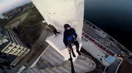 Adrenaline junkie climbs 195-foot high monument to Russian WW2 war heroes