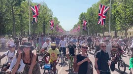 Hundreds of people join Drum & Bass On The Bike ride through central London