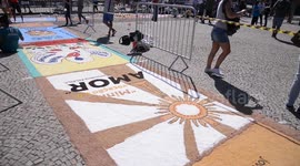 Faithful celebrate Corpus Christi day with the making of colorful rugs in Rio de Janeiro, this Thursday (08)
