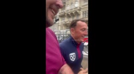 West Ham fan jogs with football legend Mark Noble after spotting him in Prague