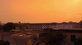 Impressionnant ciel orange à Bordeaux lors d'un coucher de soleil pluvieux