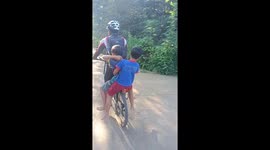 Saat bersepeda di pedesaan bertemu dengan anak anak desa,tiba tiba anak anak ini minta dibonceng sepeda ,mereka naik sepeda dengan riang gembira