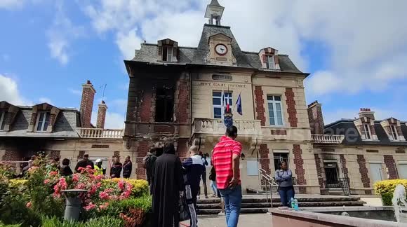 France unrest: In Val d'Oise, a town hall damaged by fire