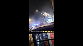 Vous pouvez voir dans cette vidéo un groupe de voiture police qui se font tiré par les jeunes avec des mortiers.