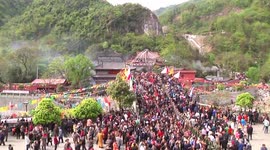 Thousands of people walk on bridge to pray for peace