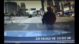 Man with a dog wants to pretend to be crashed and extort money from driver