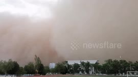 Sandstorm engulfs city in northern China