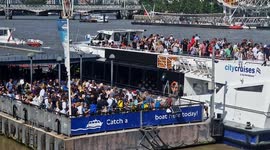 Tourists pile onto sightseeing boat in Westminster as high temperatures return to London