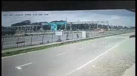 Dramatic cctv clip shows big lorry lost control and breaks the barricades on 10 lane expressway