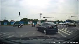 Terrifying mishap: electric bike tumbles as tricycle's rope causes crash in Fujian Province, China