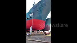 Shipyard worker masterfully handwrites boat numbers with 6-metre pole