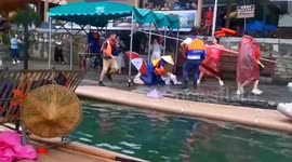 Raft workers detained after having confrontation with visitors in China