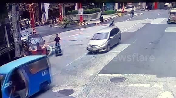 Terrifying moment electricity posts collapse on drivers in Manila - Buy ...