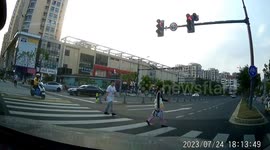 Unusual collision in Jiangsu: scooters smile and carry on despite impact at crossing