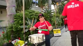 trabajadores de hoteles marchan en el centro de Los Angeles decididos a aguantar la huelga