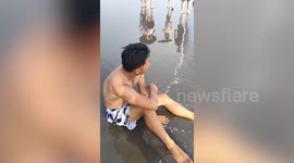 Hero tourists rescue beachgoer drowning at sea in Taiwan