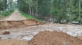 Devastating flash floods sever rural road in Zhuozhou, North China