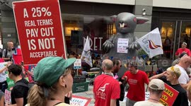 ST MUNGO'S STAFF & STRIKERS Protest outside St. Mungo’s headquarters in 3 T  More street, LONDON, UK