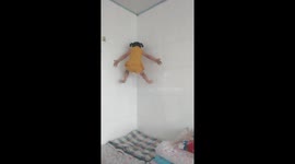 China's spider-girl amazes with gravity-defying wall-climbing feat