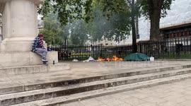 Fire in Grosvenor Gardens as people look on
