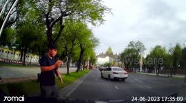 Hero driver stops car to save cat stuck in middle of road