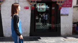 Vlog: Exploring charm of Tibetan clothing in Lhasa