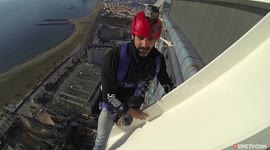 Barcelona daredevils basejump from hotel to 'avoid paying'