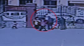 打乒乓球老输 成年男子急眼抓起男孩两次狠摔在地 