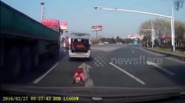 Child crawls from passenger seat to trunk dropping out of car