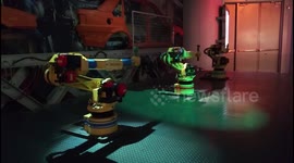 实拍会跳舞的机械手臂 吸引众人围观