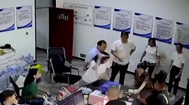 Tourist detained for splashing hot water on staff post-collision in China