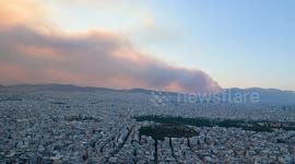 Timelapse shows wildfire smoke billowing over Athens