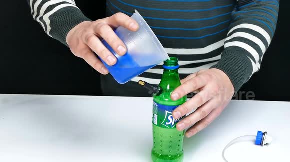 YouTuber builds their own spray paint gun using plastic bottle