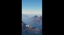 High-flying slackline duo: thrilling moves in Fronalpstock