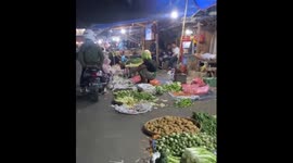 Unique mustard green hat: Bogor vegetable vendor's quirky style