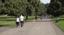 Brits basks in early autumn heatwave in Manchester, UK