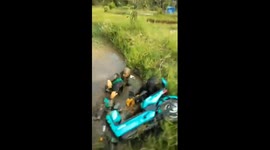 Good Samaritan rescues women in mud after electric bike mishap
