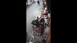 Man aids unwell elderly stranger who narrowly falls down in bustling road in China