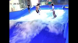 Chinese Girl’s Hilarious Coincidence Caused by Slipping While Surfing