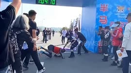 Leading runner trips over banner during final sprint of half marathon in China
