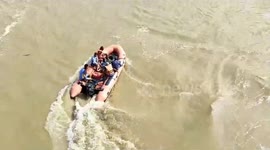 A 17-year-old girl jumped from the bridge built over Ramganga river in Jaitwara village of Kundarki police station area of ​​Moradabad, Uttarpradesh