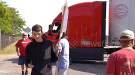 The US motor union expands the strike to new GM and Stellantis centers throughout the country in Chicago, IL, USA