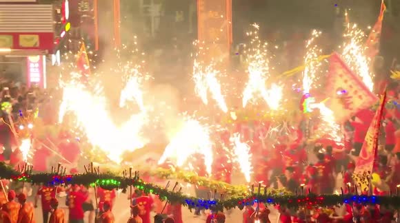 Chinese dragon dance wows visitors with fireworks on street during Mid ...