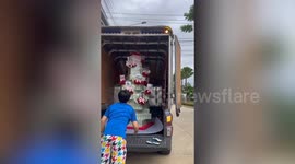 Florist makes incredible flower and cake arrangements from hundreds of bank notes