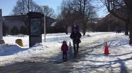 How to carry two kids leaving one hand free