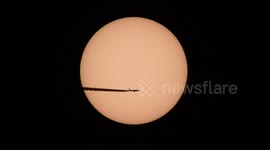 Plane crosses Sun in stunning time-lapse
