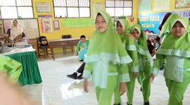 Elementary School Students in Probolinggo See the phenomenon of a day without a shadow