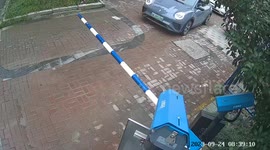 Car hit by falling road barrier in Anhui Province due to loose screw