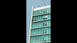 A man's heroic action to save his lover from jumping from a hotel warehouse on the 9th floor in Padang City